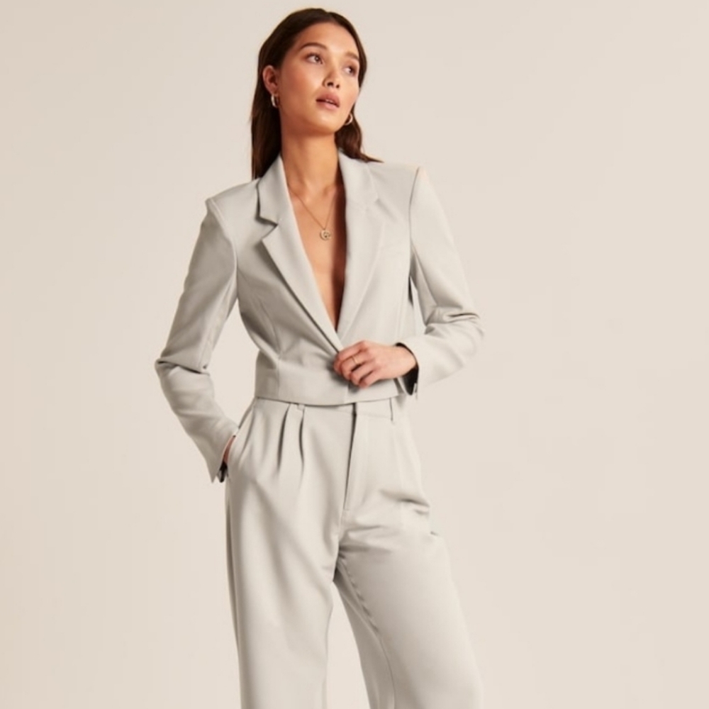 *NWT* Abercrombie & Fitch Beige Cropped Blazer